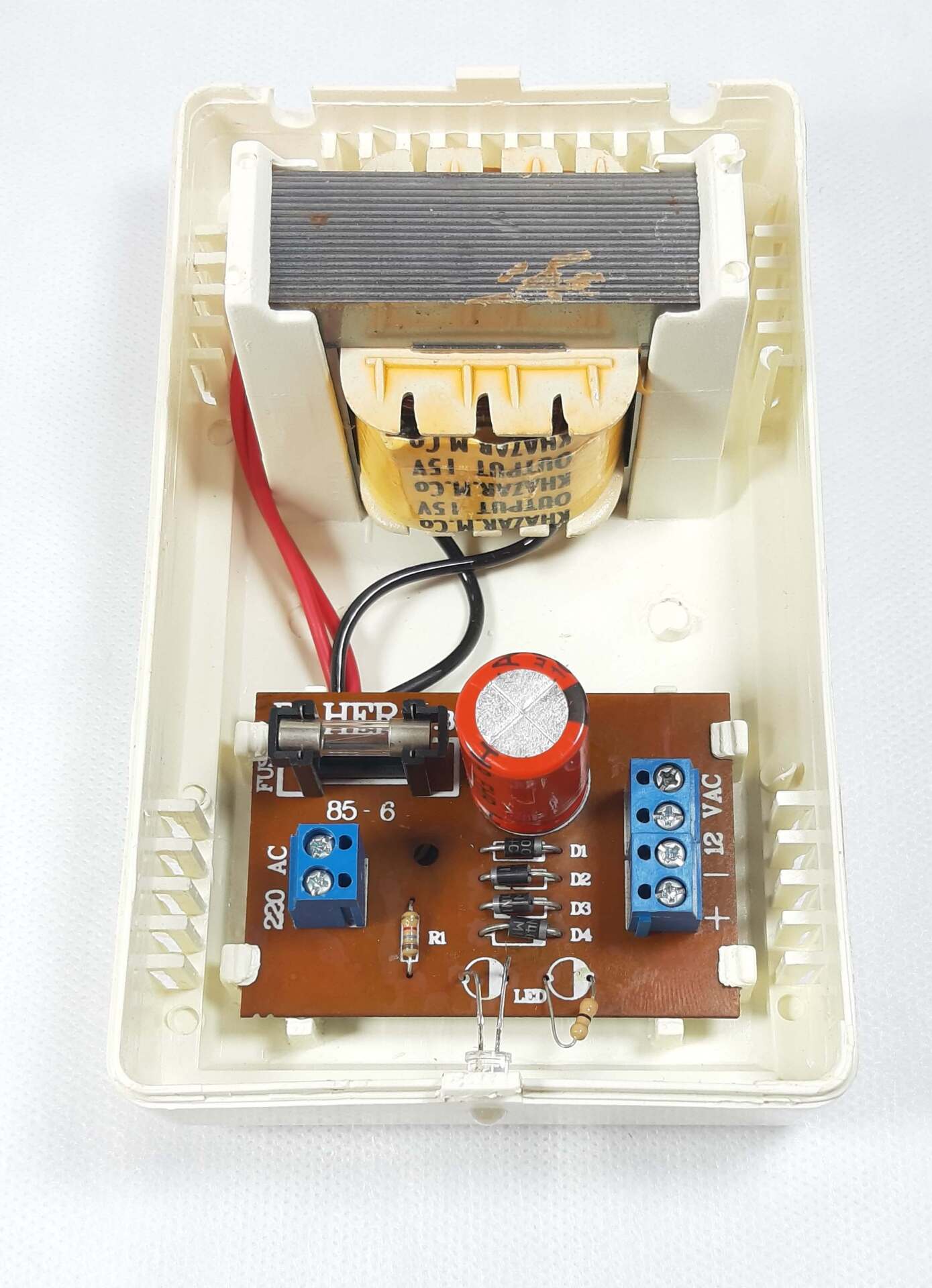  alt="منبع تغذیه ایمن با فیوز محافظ و چراغ LED مدل BT-395" 